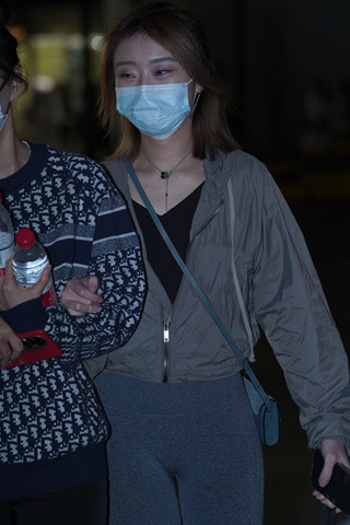 街拍灰色紧身裤小姐姐