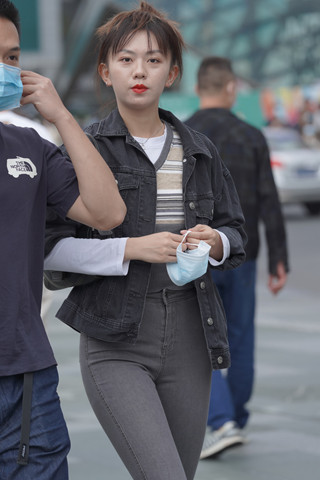 灰色牛仔裤小姐姐