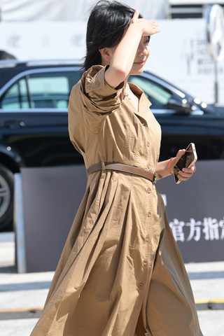 棕色裙丝腿小姐姐