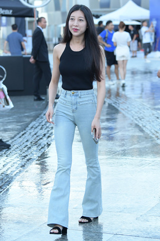 大长腿牛仔美女