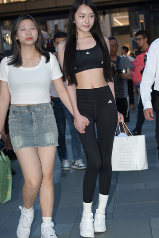 高挑的黑色紧身裤美眉