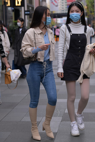 街拍紧身牛仔裤姐妹跟闺蜜