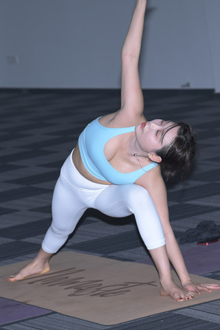 白色瑜伽裤少f拉伸