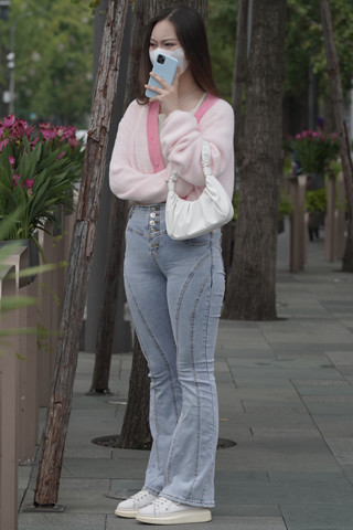 跟闺蜜逛街的牛仔裤小姐姐