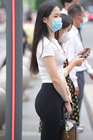 街拍黑色长裤翘臀美眉