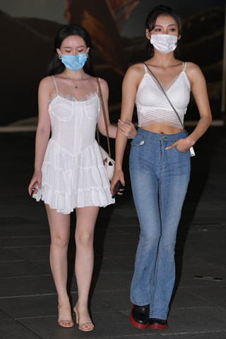 夜拍吊带裙跟牛仔裤闺蜜