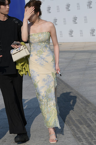 时尚靓丽抹胸裙美女