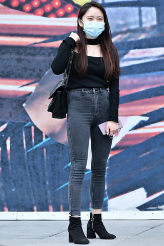 搭讪灰色紧牛美眉