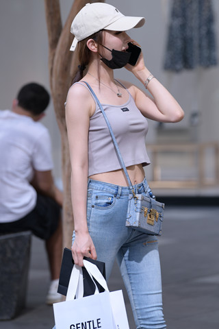 街拍夏日牛仔女孩