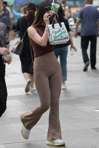 漂亮紧致的紧身裤小姐姐