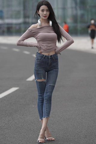 苗条又高挑的牛仔裤美女