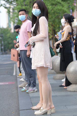 街拍丝腿连衣裙小姐姐