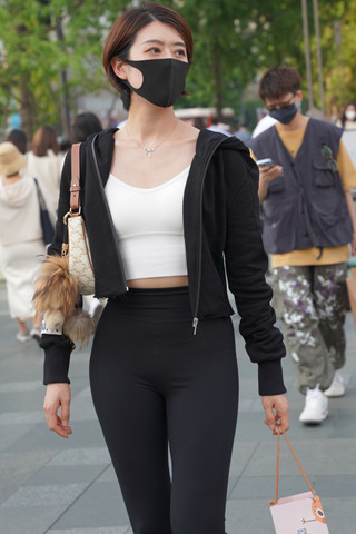 街拍偶遇紧致的紧身裤美眉