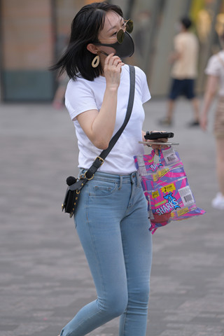 街拍白T恤牛仔裤美眉