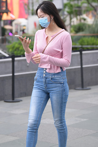 街拍小清新的粉色衣服小姐姐