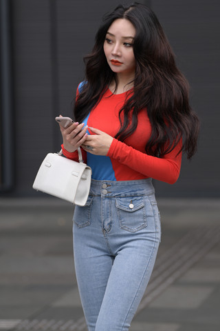 喇叭牛仔长裤贵妇