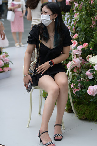 黑色短裙小姐姐拍照打卡