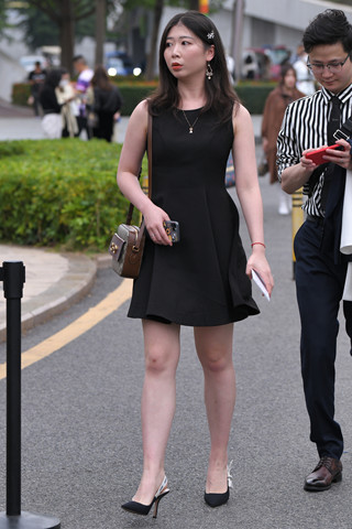 白皙魅力黑色裙美腿美女