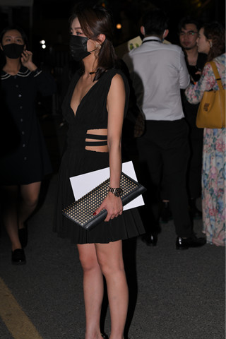 美腿高跟时尚深V美女