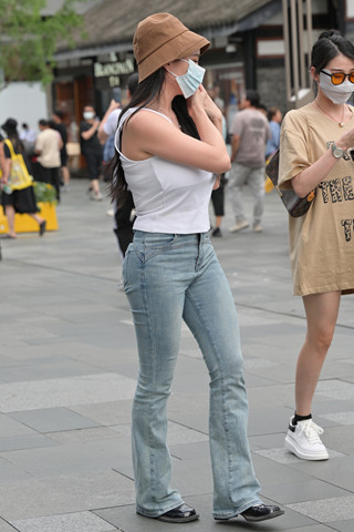 街拍小清新的牛仔长裤美眉