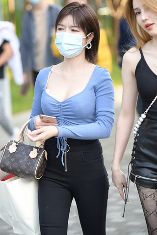 黑色紧身牛仔裤美姐