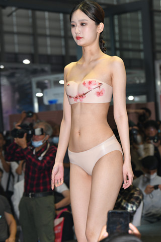 气质型无痕内衣模特