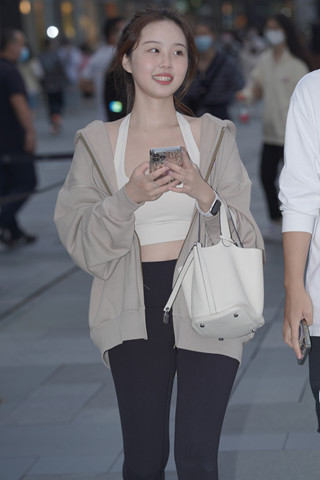 小姐姐笑容灿烂