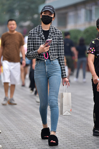 街拍紧身牛仔小清新小姐姐