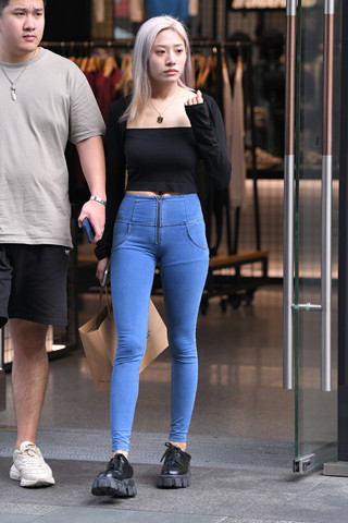 紧紧的蓝色牛仔