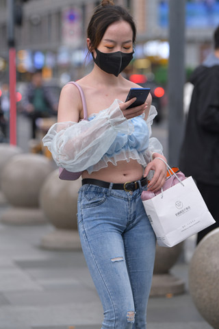 搭讪街拍喇叭牛仔裤小姐姐