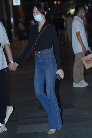 牛仔长裤小姐姐