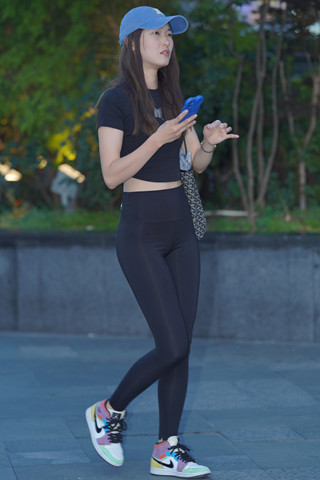 街拍紧身衣裤美眉