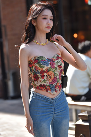 搭讪街拍牛仔裤小姐姐