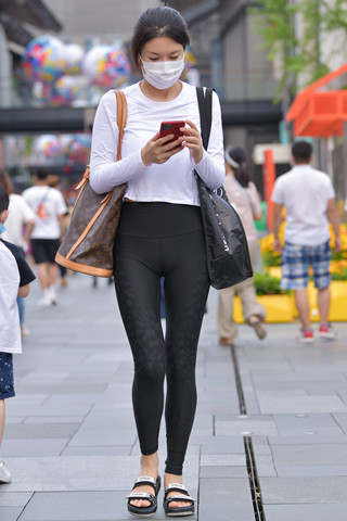 街拍黑色紧身裤美眉