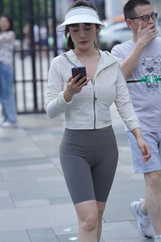 街拍美丽紧身裤小娇妻