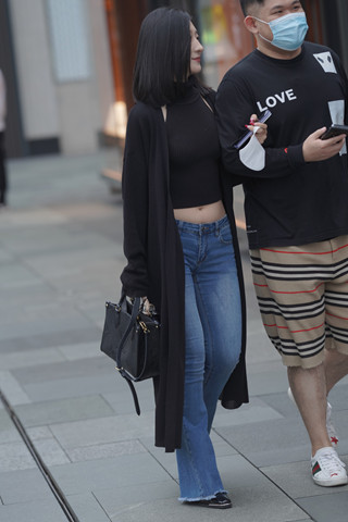 街拍牛仔长裤美女