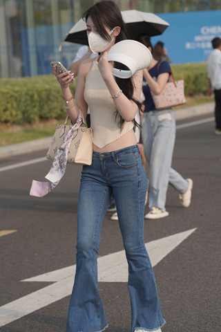 街拍牛仔裤气质美女