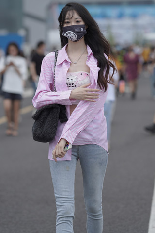 眉清目秀的粉色衣服小姐姐