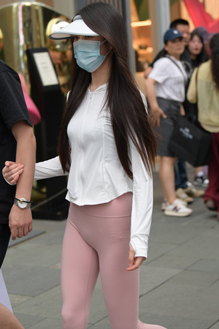 粉色瑜伽裤小姐姐