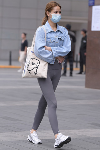 街拍紧身瑜伽裤女孩