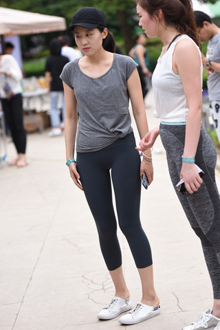 紧身黑色瑜伽裤小妞