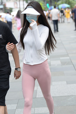 粉色紧身裤美眉