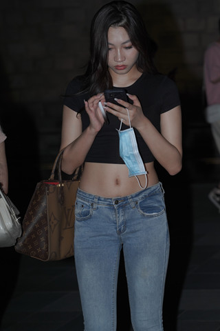 蓝色牛仔裤美眉