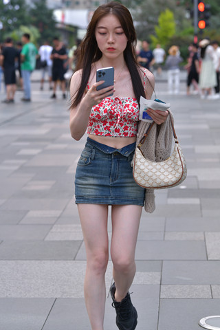 白白净净小清新牛仔裙美女