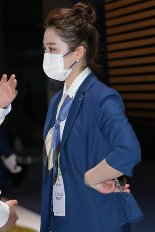 肉丝制服的售车美女