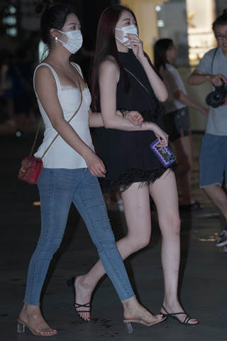 夜拍紧牛与美腿姐妹