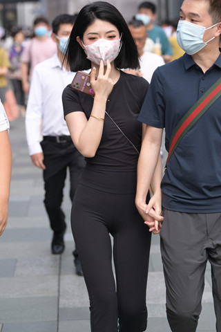 街拍黑色紧身长裤女盆友