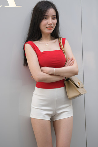 搭讪红衣美腿热裤小姐姐