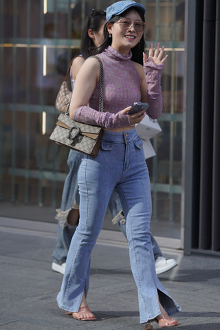 成熟优雅牛仔裤姐姐