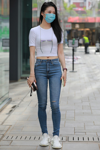 街拍白T恤牛仔裤小姐姐